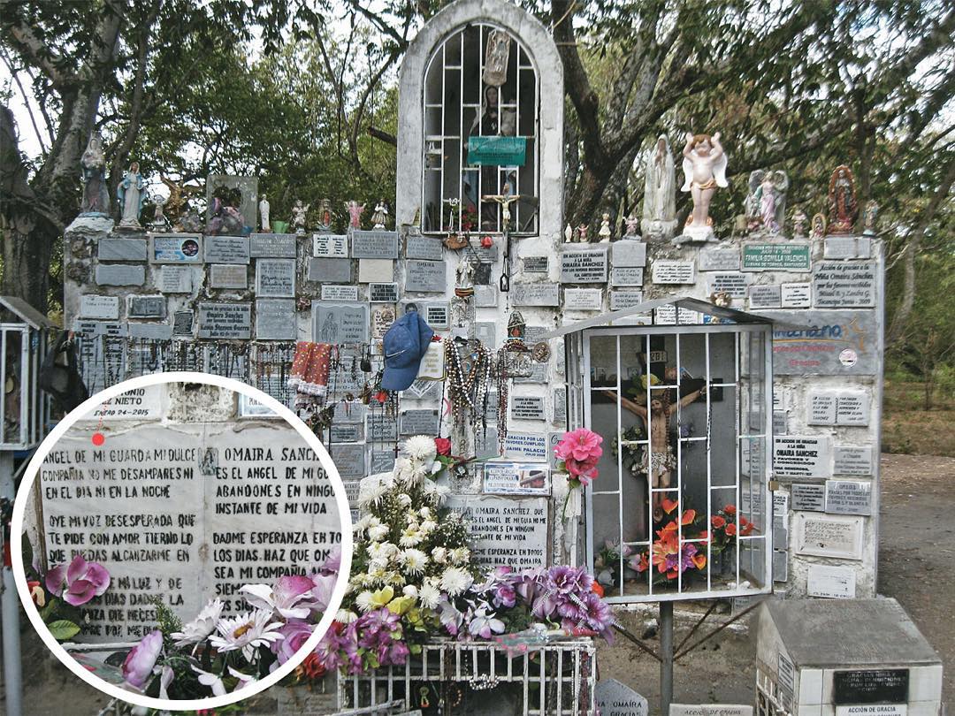 La tumba de Omayra Sánchez es la más visitada de todo el Camposanto de #Armero. ...