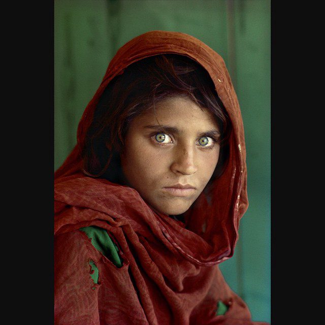 "Joven Afgana", 1985. Foto por Steve McCurry. Este es quizás mi retrato favorito...