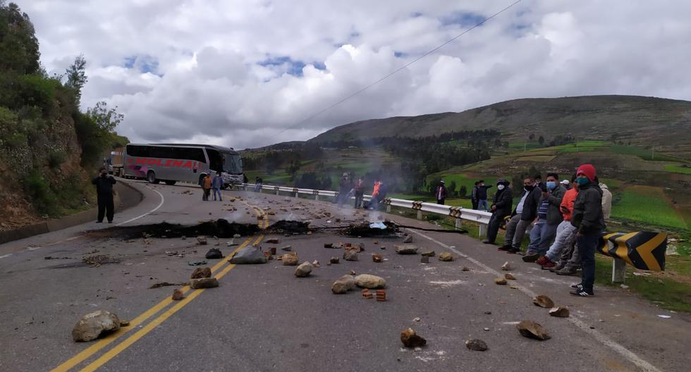 Bloquean vía Huancayo – Huancavelica en segundo día de paro indefinido de transportistas (VIDEO)