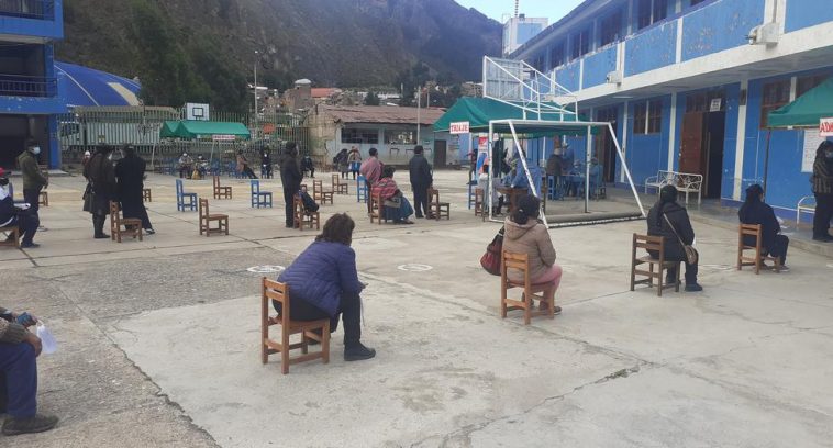 Algunos docentes de Huancavelica rechazan ser inmunizados con vacuna de Sinopharm