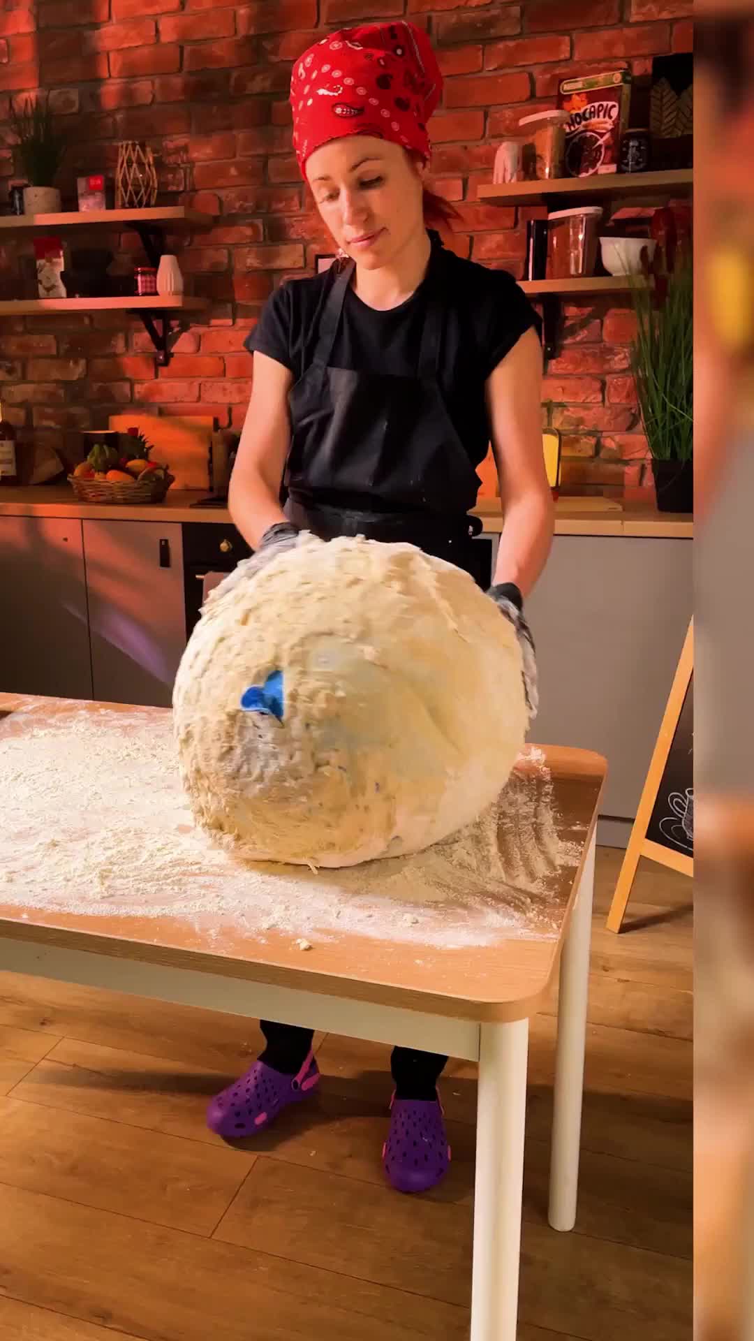 @ideasen5minutos-¡Cortando-una-mega-pizza-en-forma-de-globo-MegaPizza.jpeg